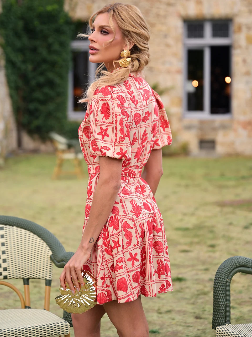 Vestido Coral Curto de Viscolinho Bordado Bege e Vermelho