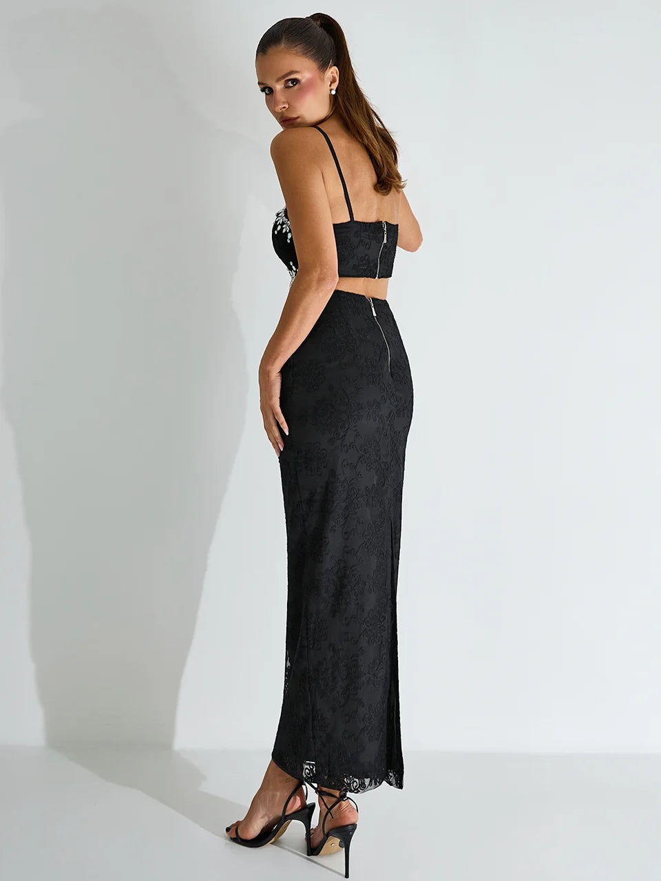 Vestido Magnetic Midi Justo em Tule Bordado Preto com Pedrarias