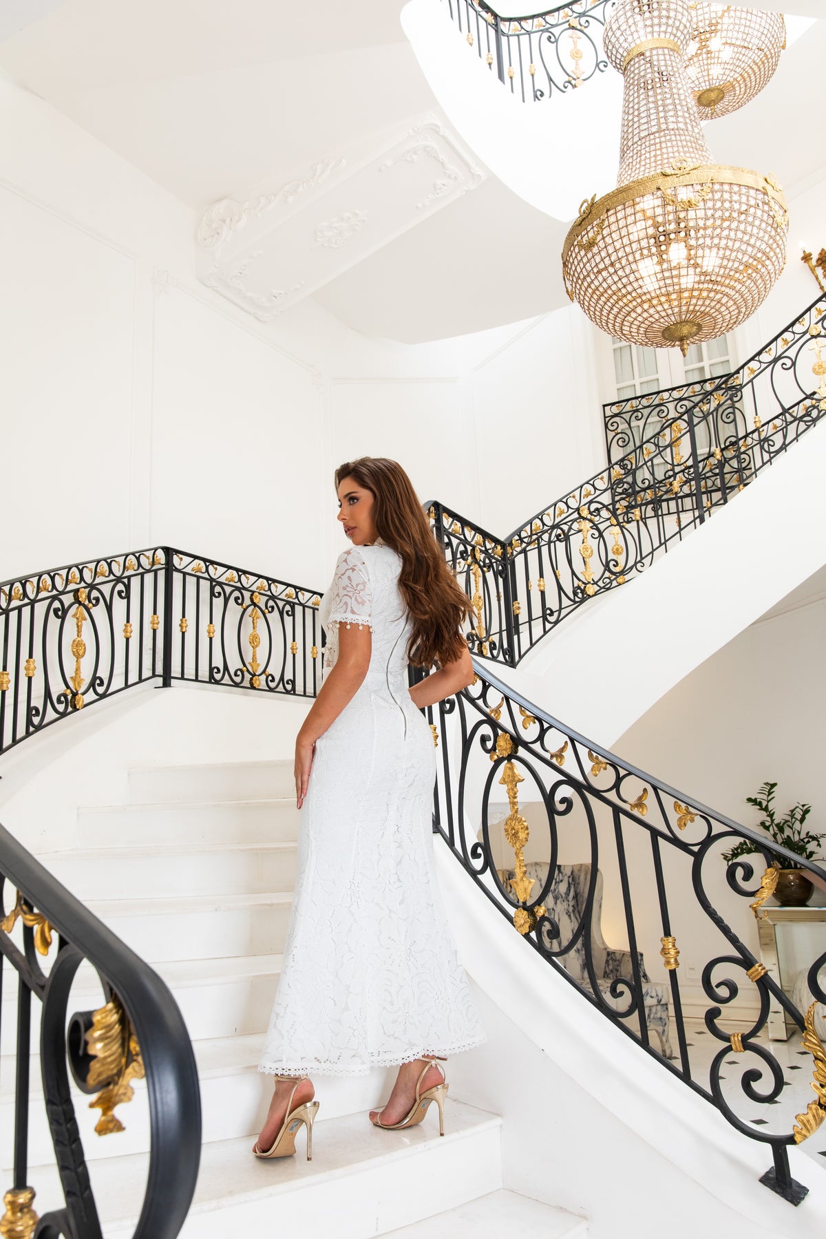 Vestido Longo Branco com Renda Floral e Gola Alta