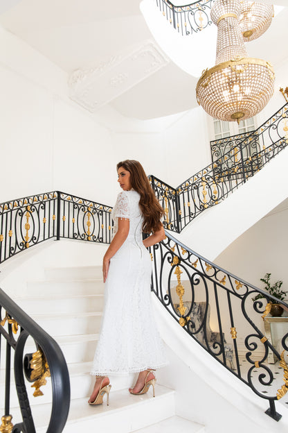 Vestido Longo Branco com Renda Floral e Gola Alta