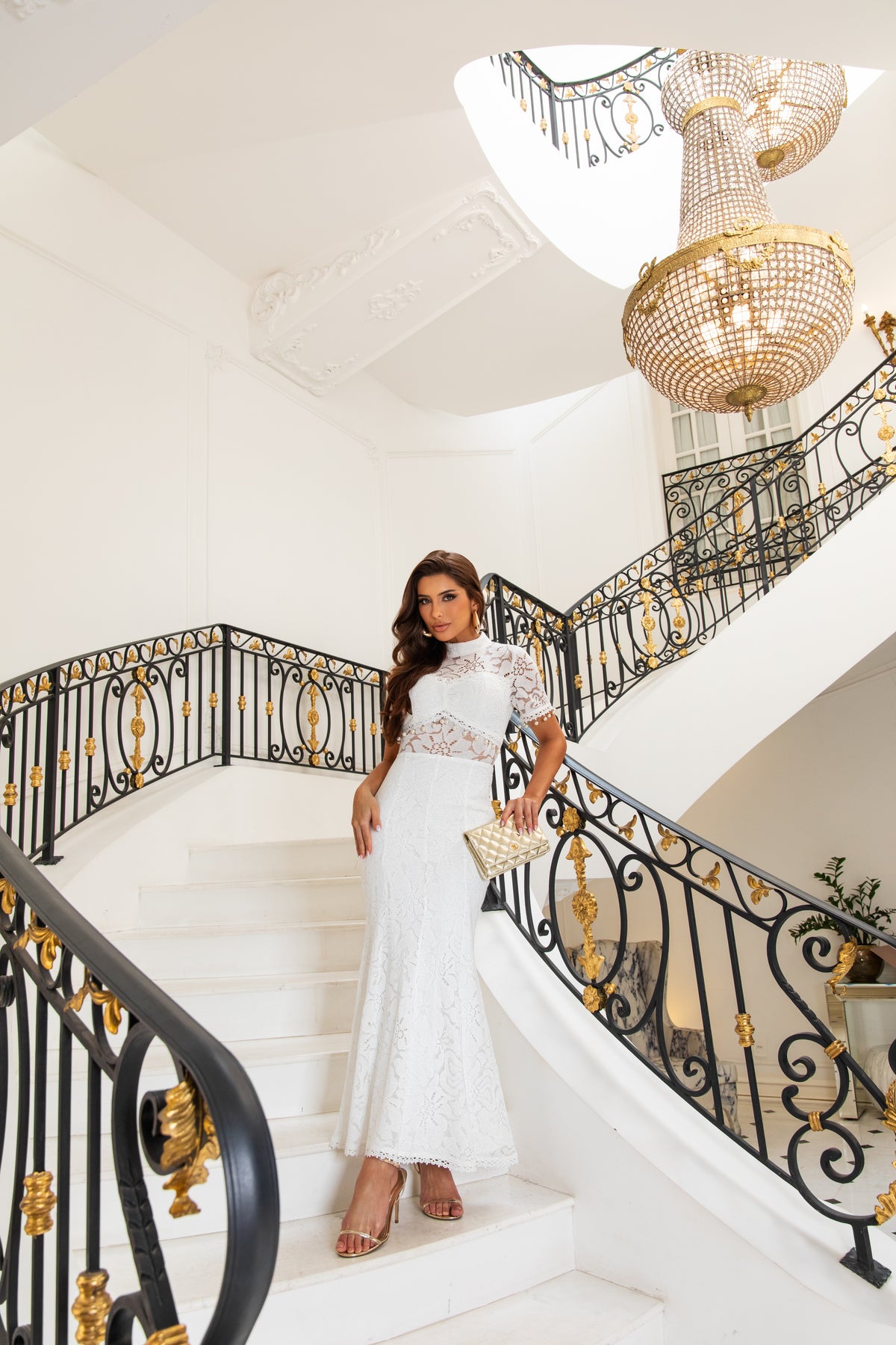 Vestido Longo Branco com Renda Floral e Gola Alta