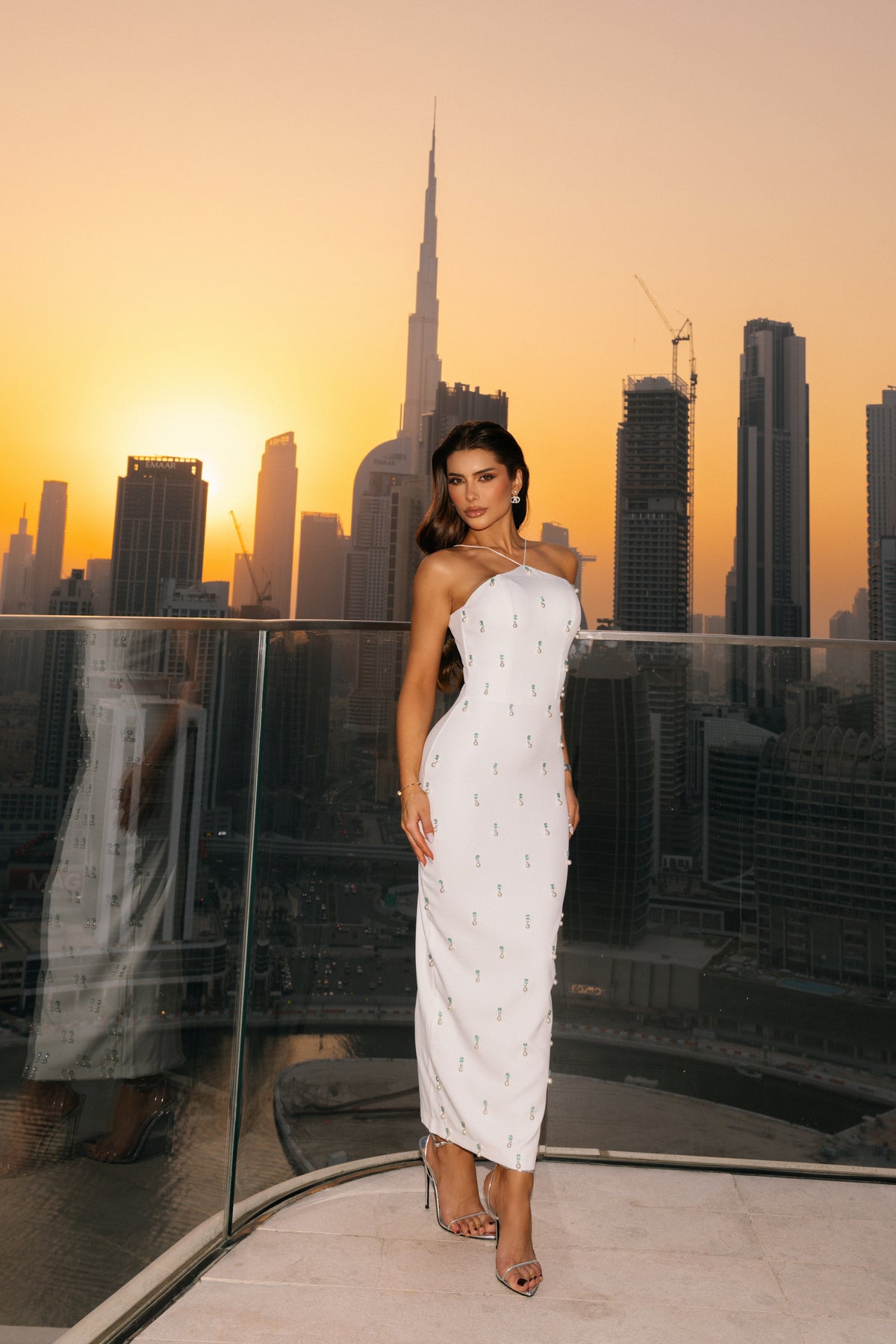 Vestido Midi Branco com Alças Finas e Pedrarias