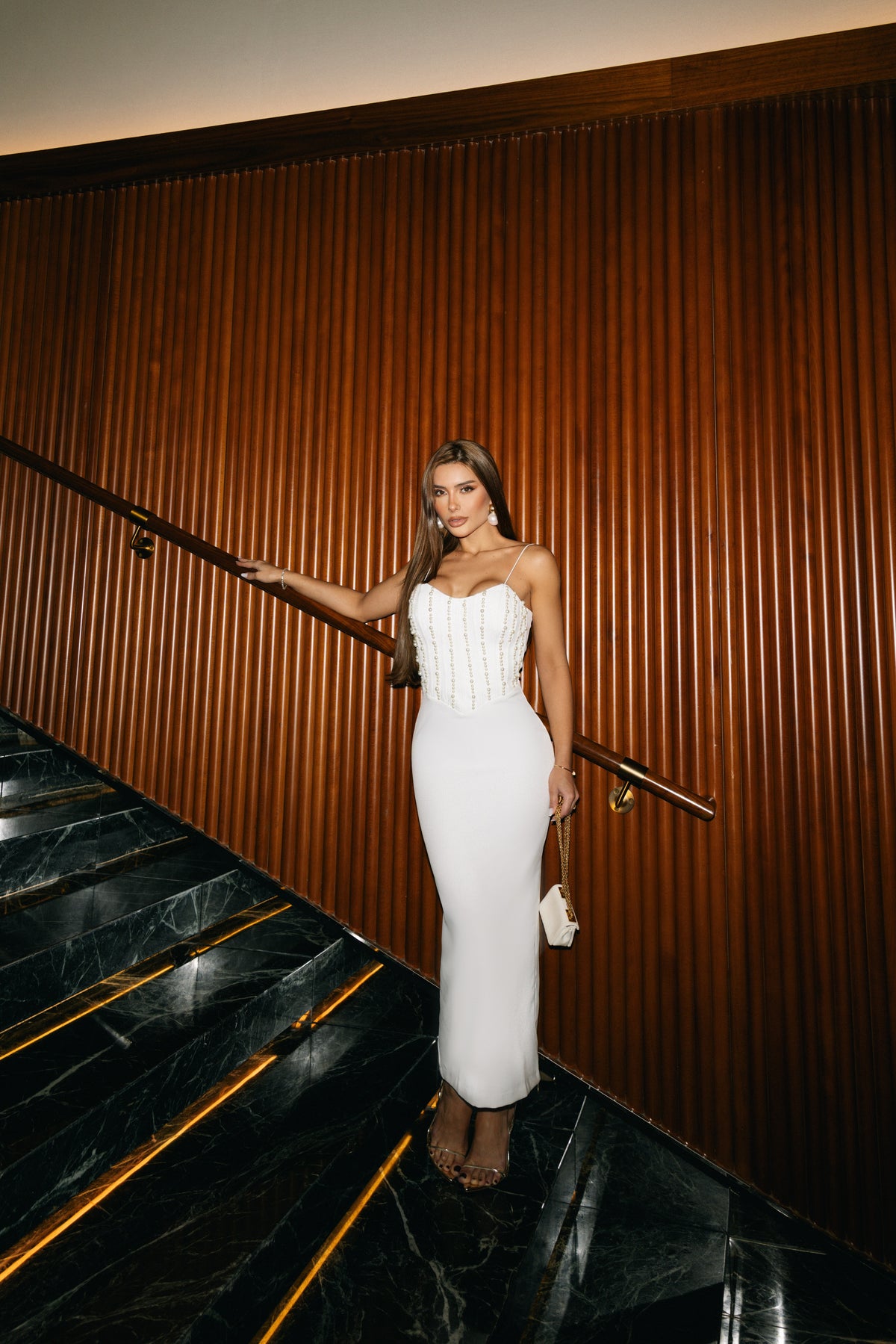 Vestido Midi Branco com Decote Coração e Corpete Bordado