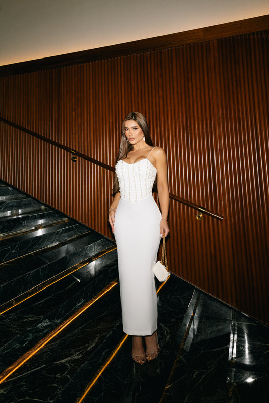 Vestido Midi Branco com Decote Coração e Corpete Bordado