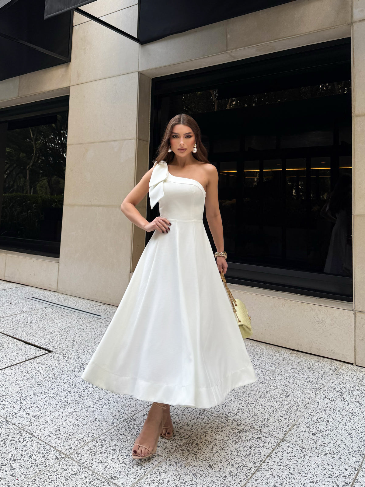 Vestido Midi de Um Ombro Só com Laço e Saia Evasê