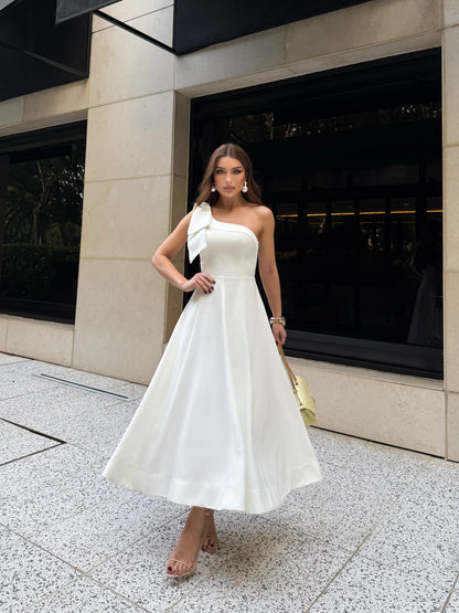 Vestido Midi de Um Ombro Só com Laço e Saia Evasê