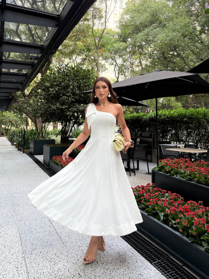 Vestido Midi de Um Ombro Só com Laço e Saia Evasê