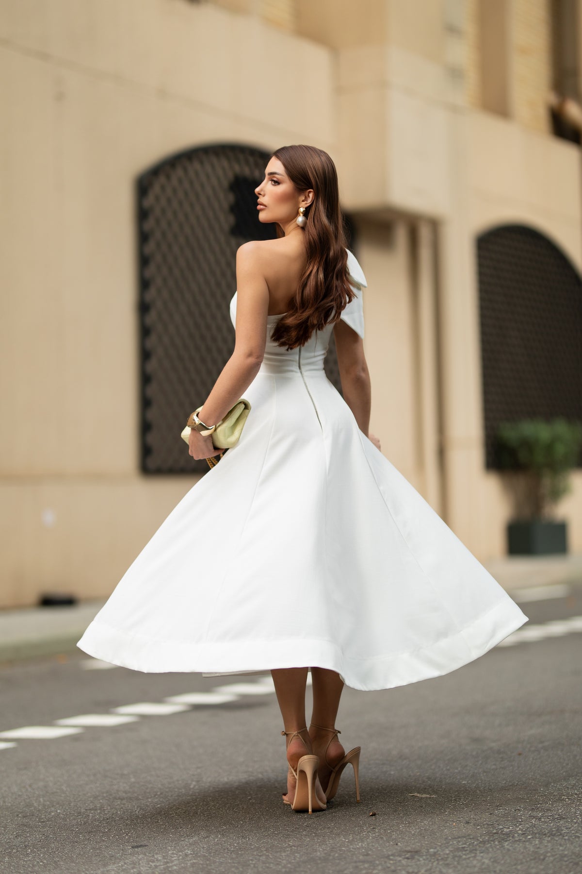 Vestido Midi de Um Ombro Só com Laço e Saia Evasê