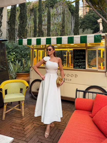 Vestido Midi Branco de Um Ombro Só com Flor e Saia Evasê