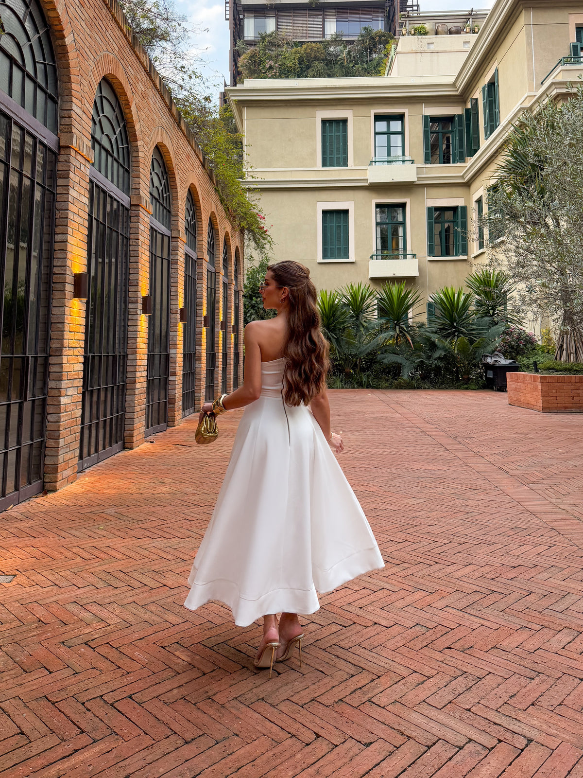 Vestido Midi Branco de Um Ombro Só com Flor e Saia Evasê