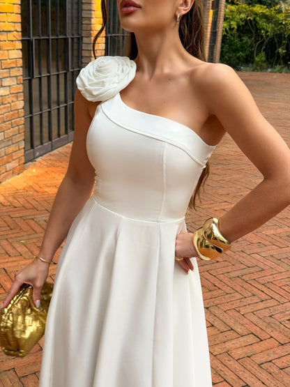 Vestido Midi Branco de Um Ombro Só com Flor e Saia Evasê