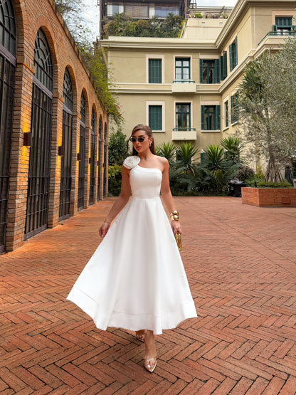 Vestido Midi Branco de Um Ombro Só com Flor e Saia Evasê