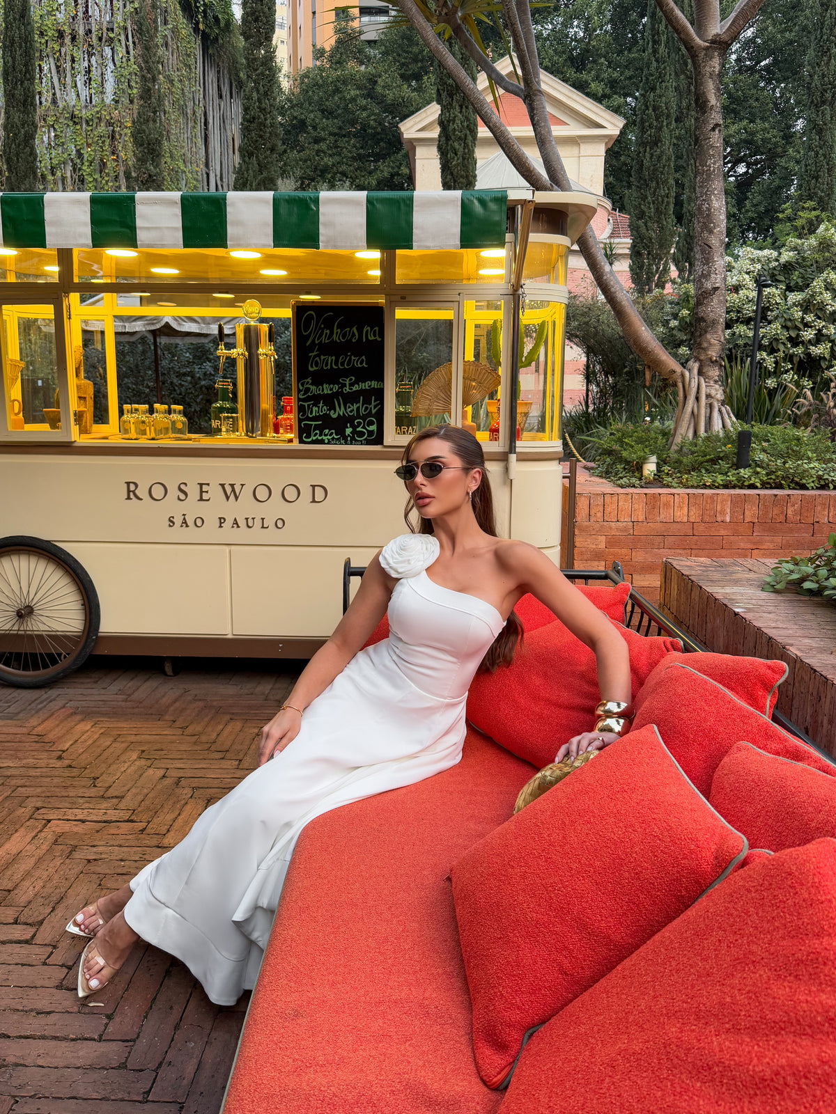Vestido Midi Branco de Um Ombro Só com Flor e Saia Evasê