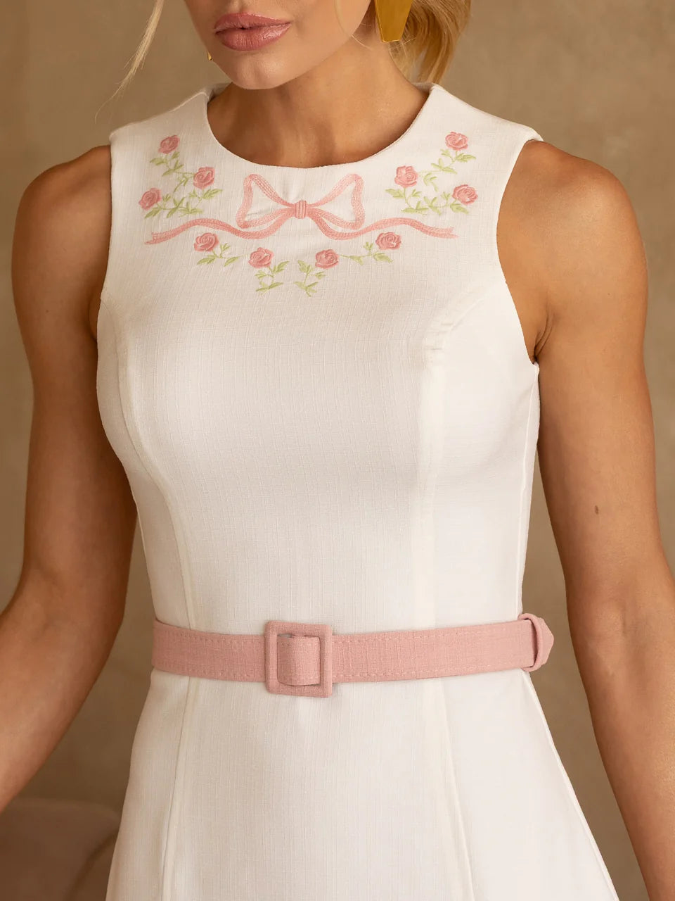 Vestido Curto em Crepe Off White Flow