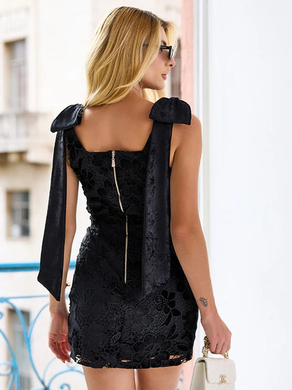 Vestido Black Label Curto em Renda Aveludada Preta