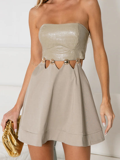 Vestido Curto Bege com Recortes e Passantes Metálicos Halo