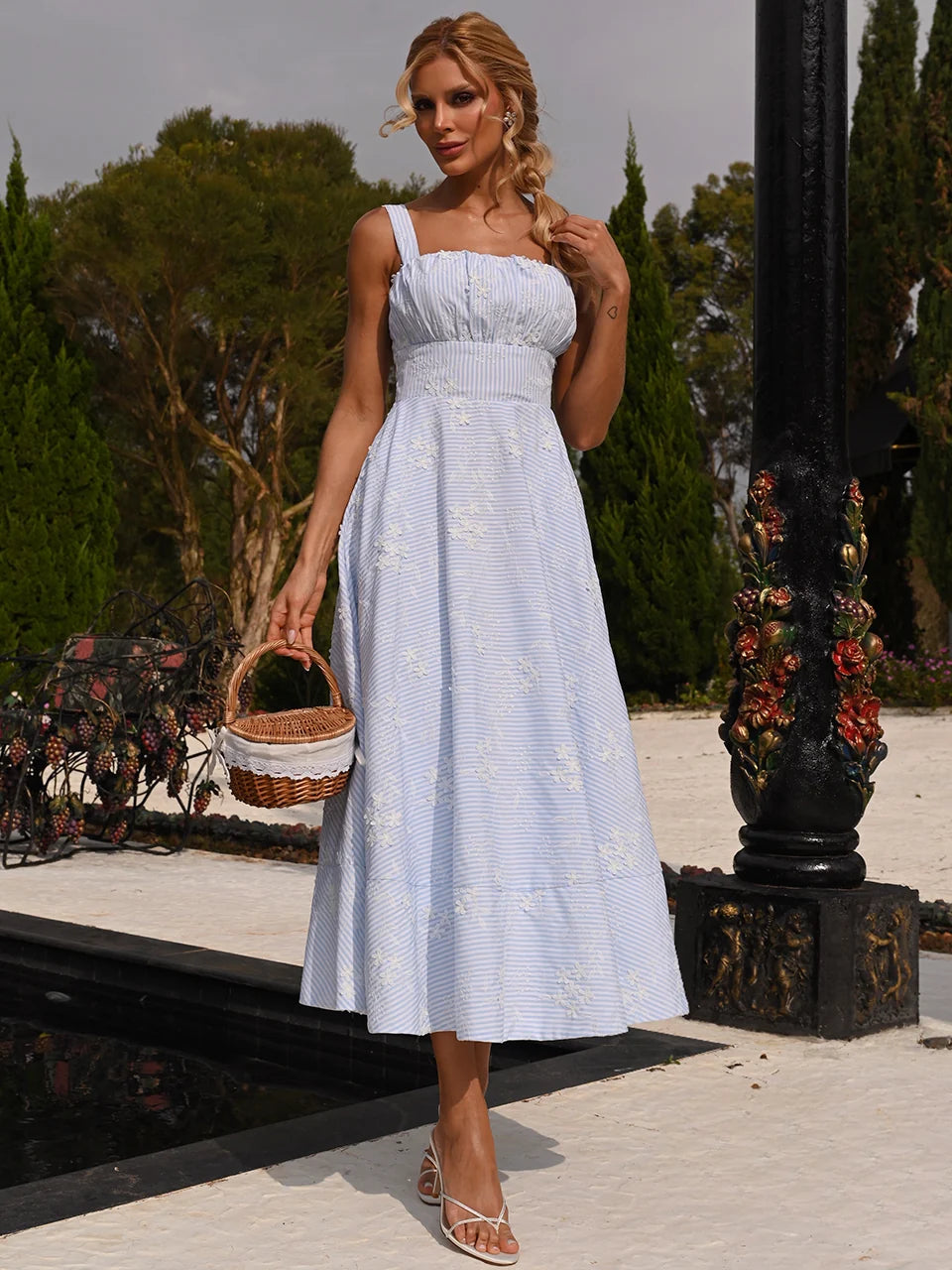 Vestido Daphne Midi Listrado Azul com Bordados