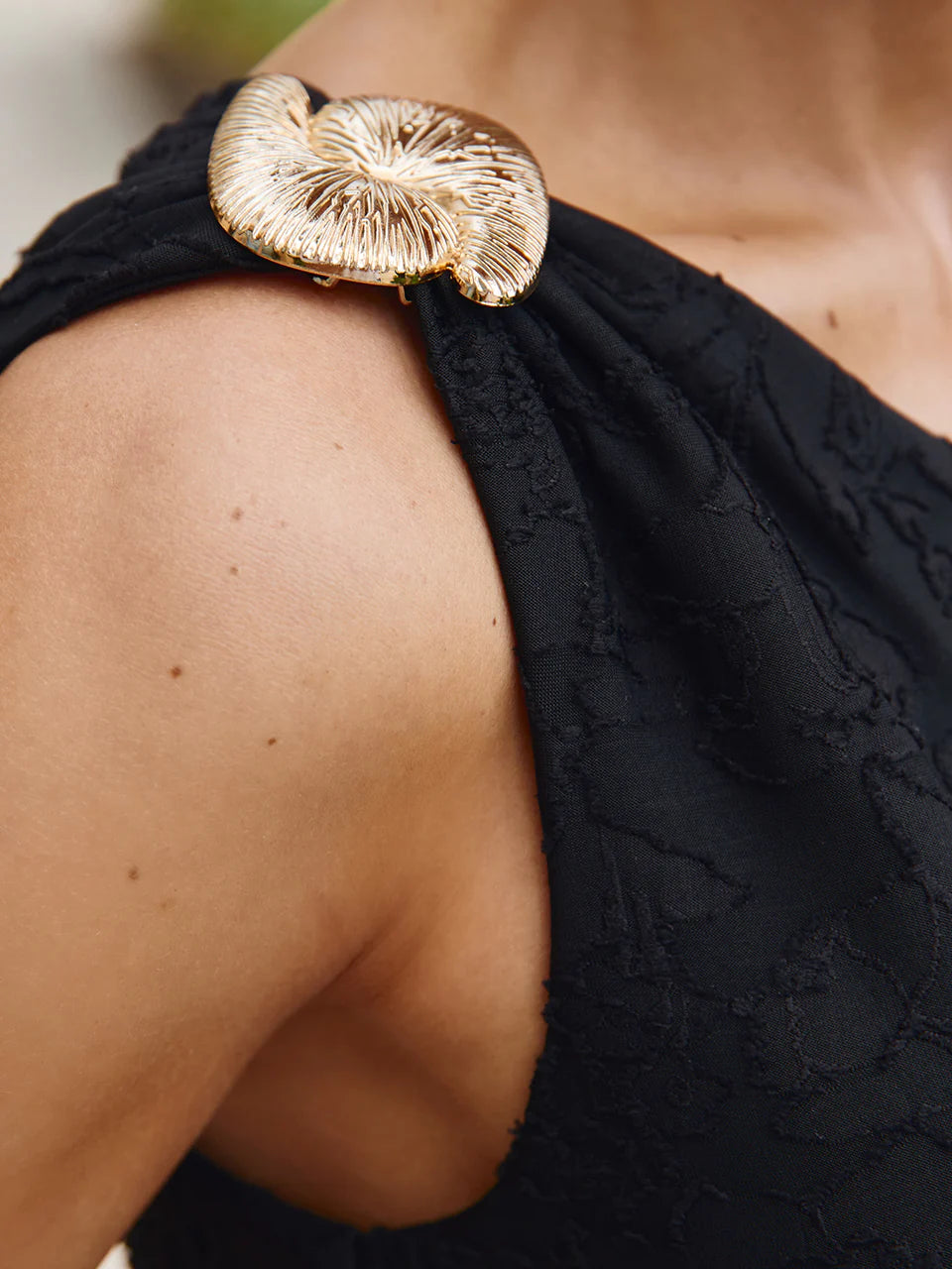 Vestido Mídi Malha Preto Com Broche Dourado St. Tropez