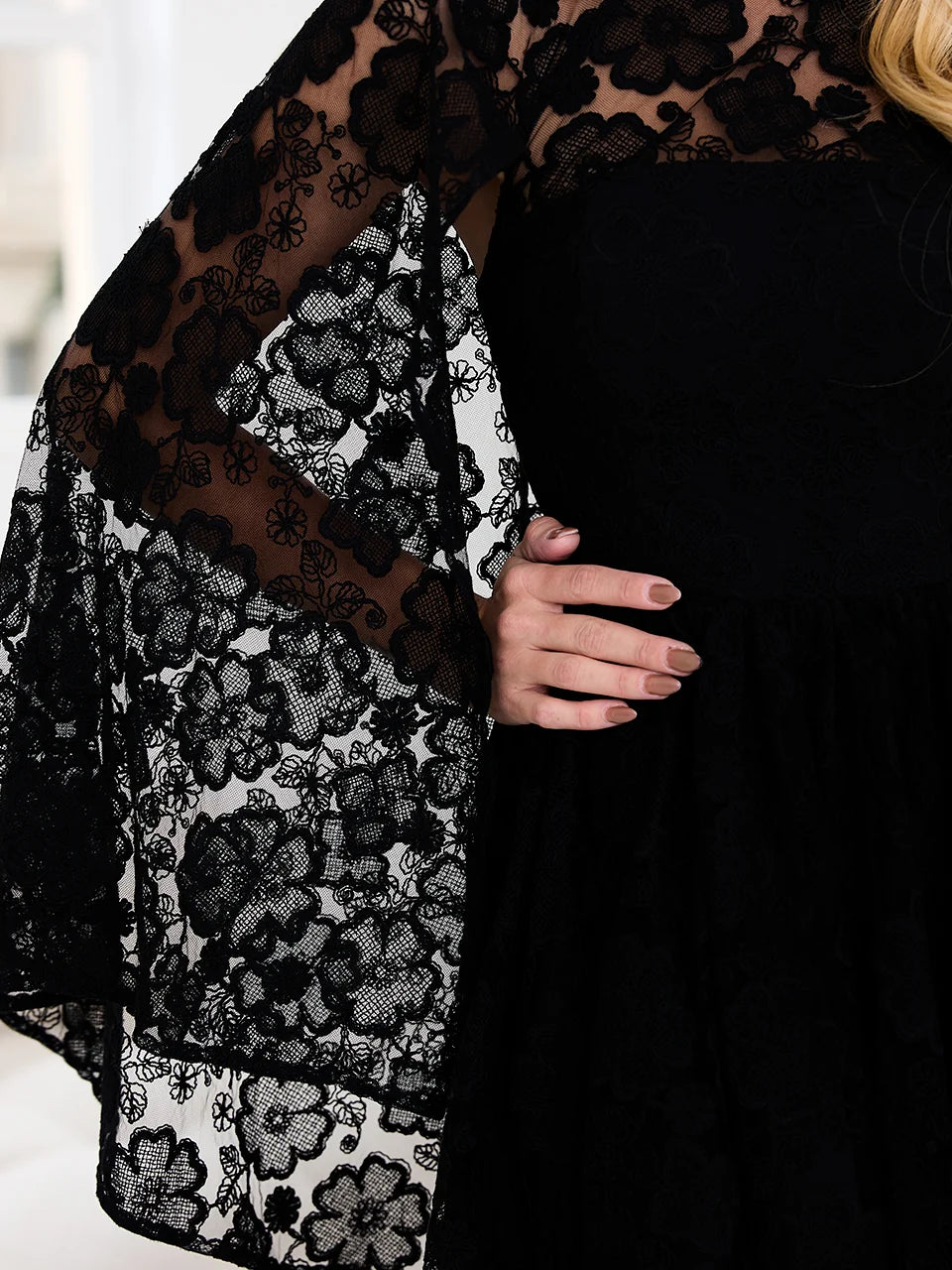 Vestido Thirty Six Blooms Curto em Crepe com Capa em Tule Rendado Preto