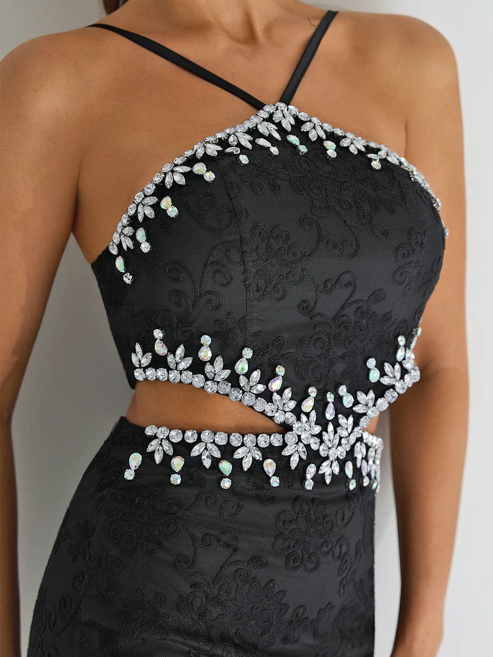 Vestido Magnetic Midi Justo em Tule Bordado Preto com Pedrarias