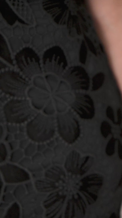 Vestido Black Label Curto em Renda Aveludada Preta