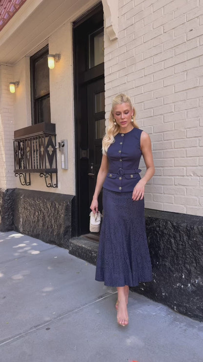 Conjunto Composto por Colete Em Crepe e Saia Em Renda Darlington