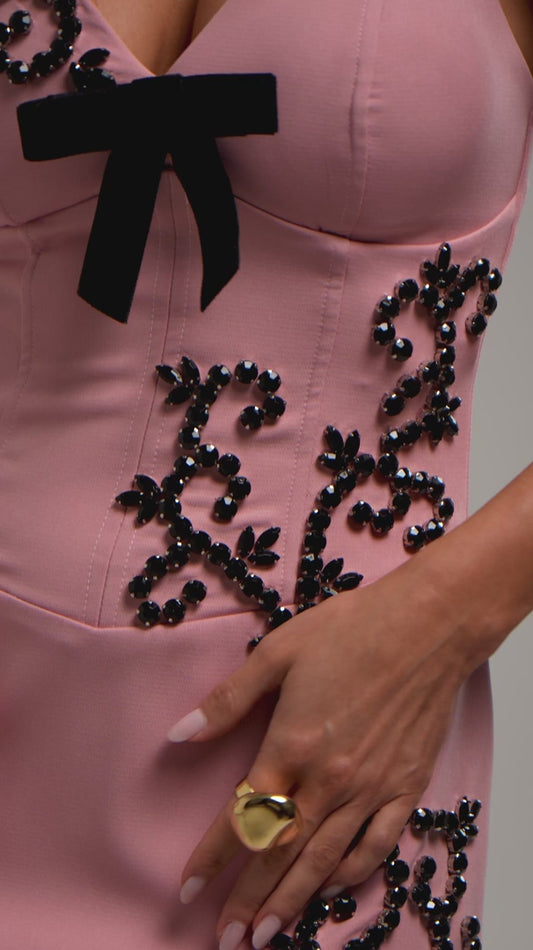 Vestido Bellarosa Curto em Crepe Rosa Chá com Bordados Manuais