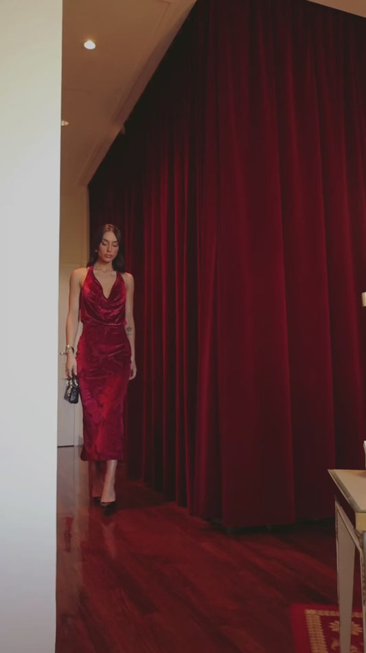 Vestido Midi Vermelho Aveludado Gola Degagê Desire